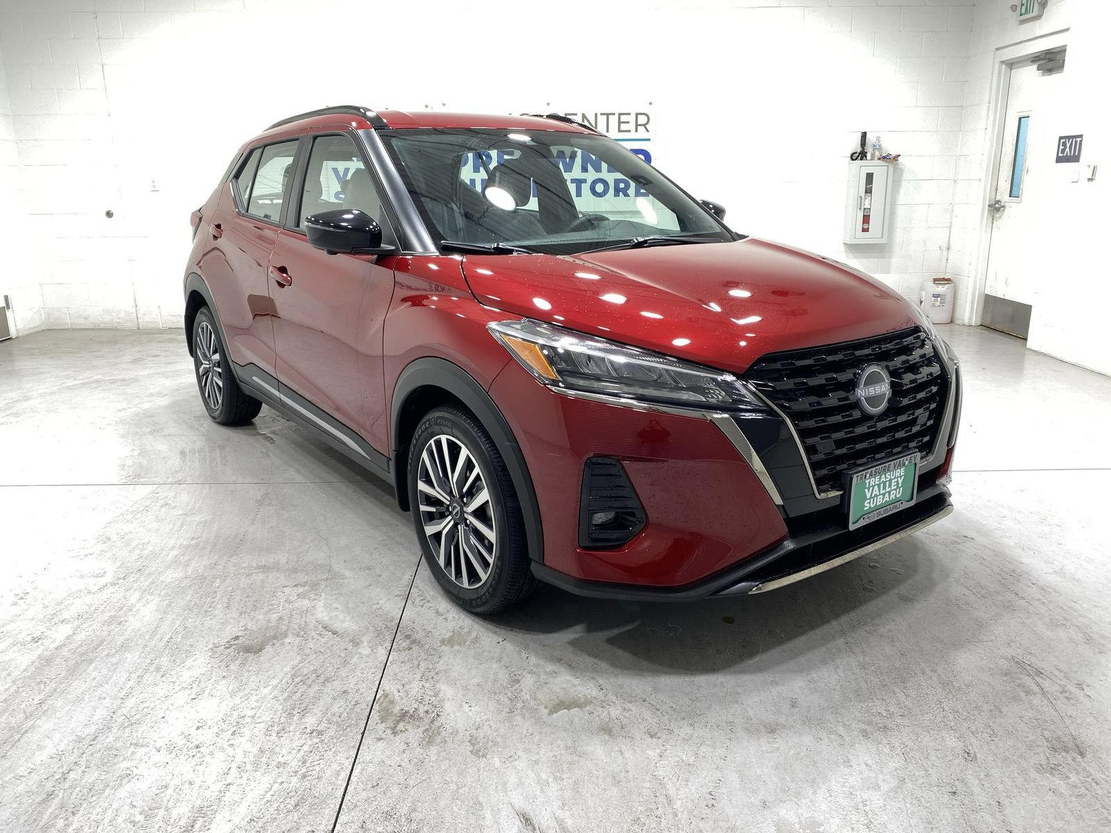 Used 2023 Nissan Kicks SR w/ SR Premium Package FWD image 2