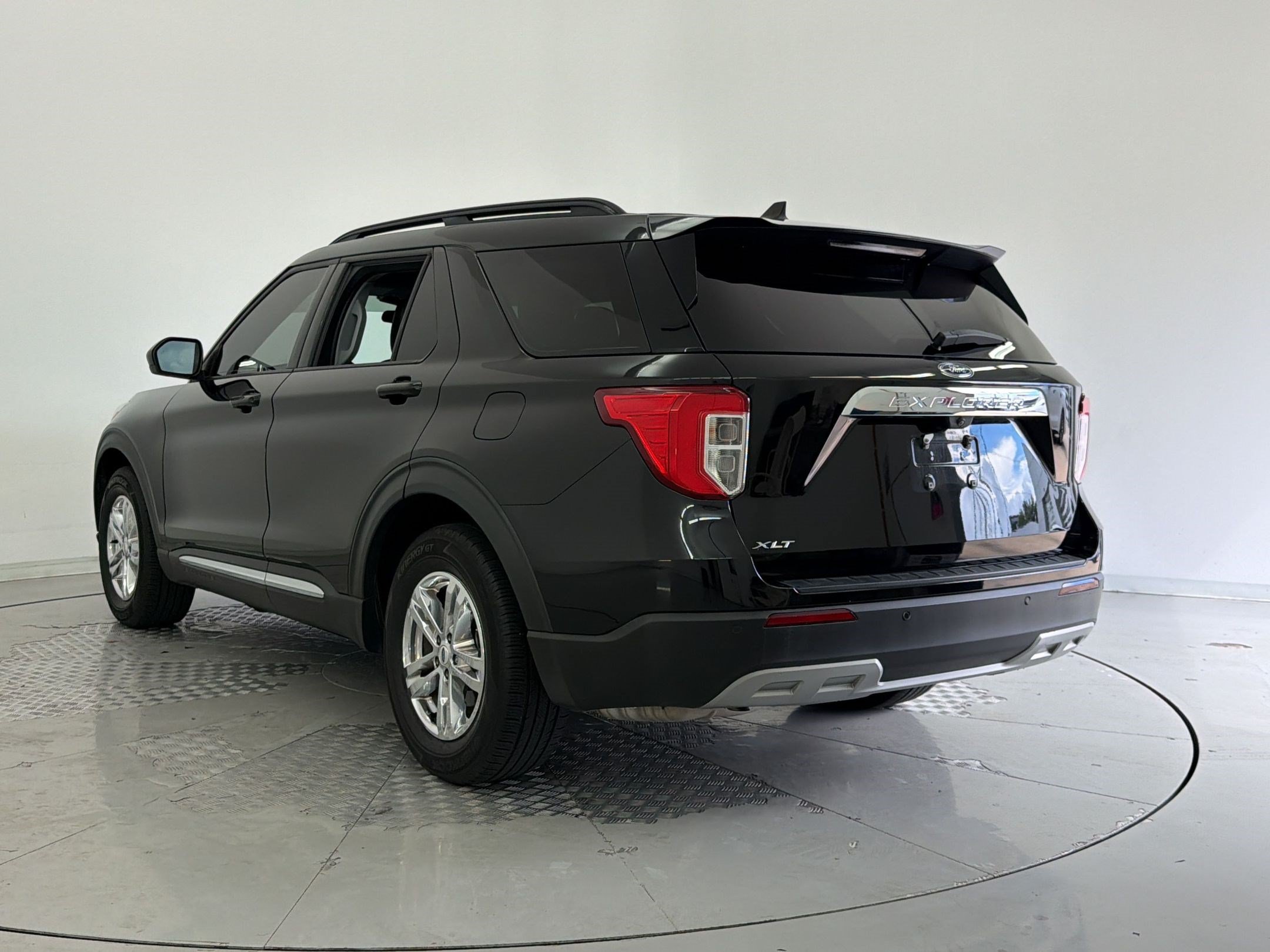 Used 2023 Ford Explorer XLT w/ Equipment Group 202A RWD image 3