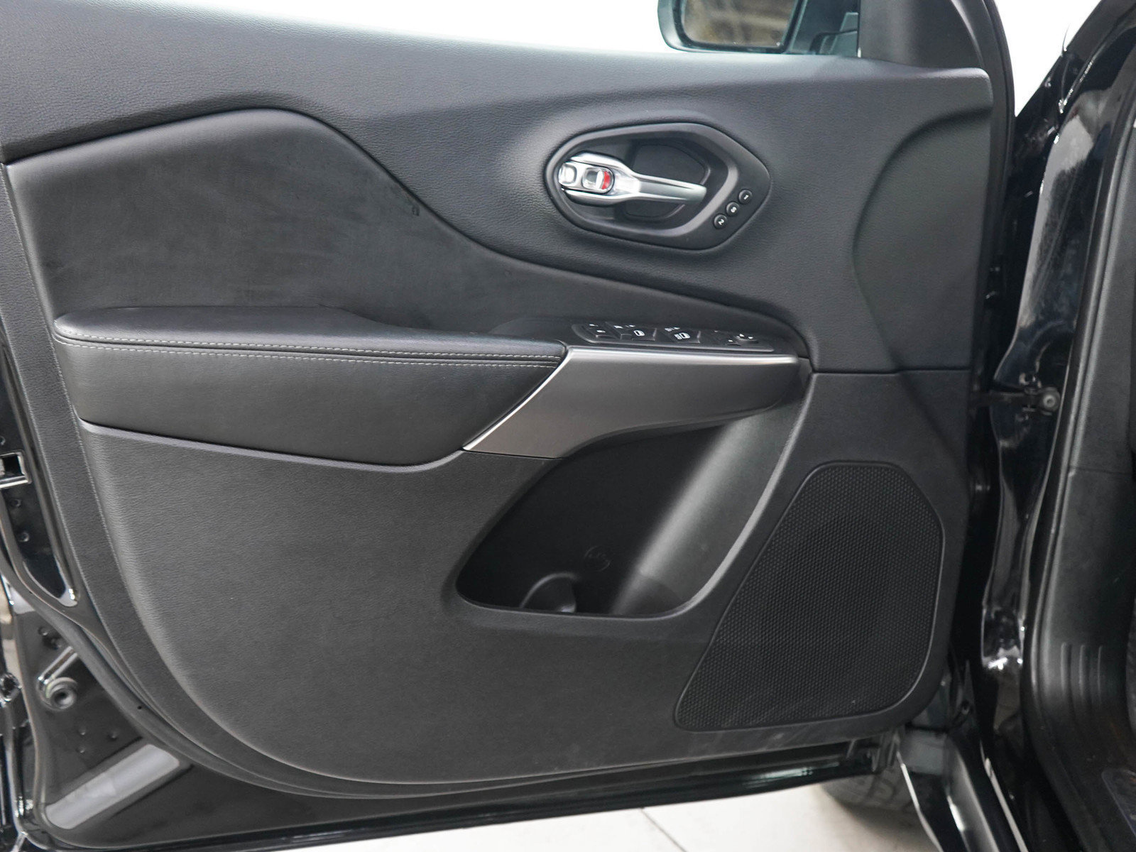 Used 2020 Jeep Cherokee Limited AWD/4WD image 19