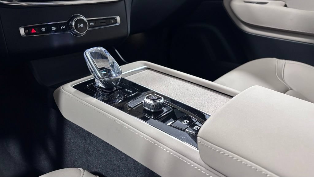 Certified 2026 Volvo XC90 B6 Plus AWD/4WD image 15
