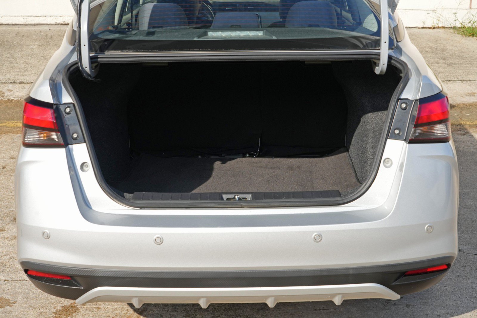 Used 2021 Nissan Versa SV FWD image 9