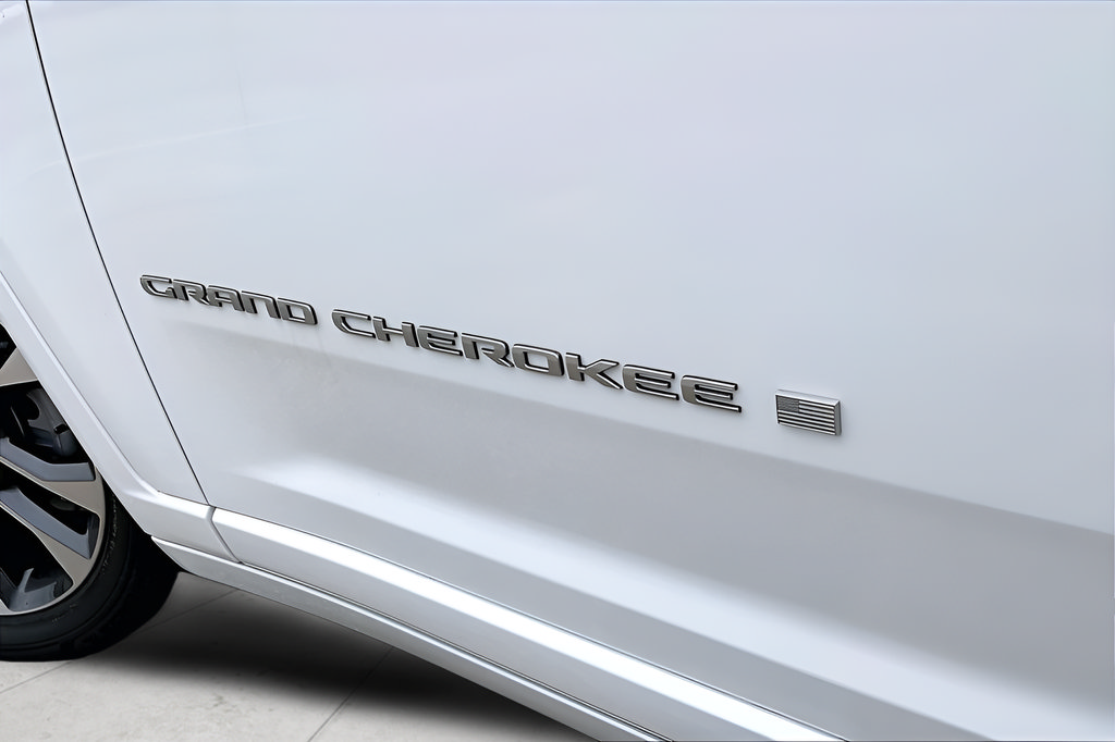 New 2025 Jeep Grand Cherokee L Overland w/ Advanced Protech Group III AWD/4WD image 19