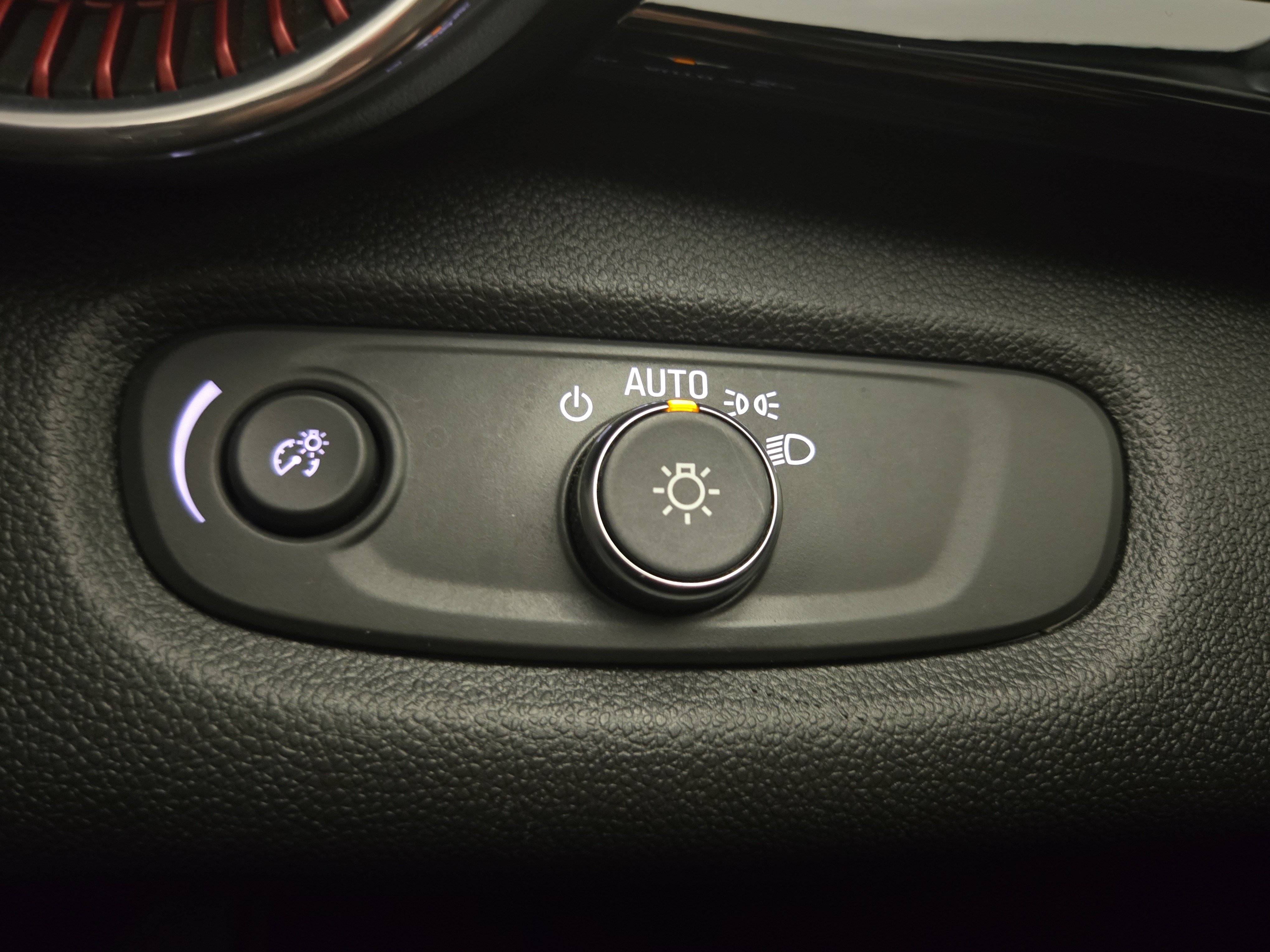 Used 2025 Chevrolet Trax RS w/ Sunroof Package FWD image 26