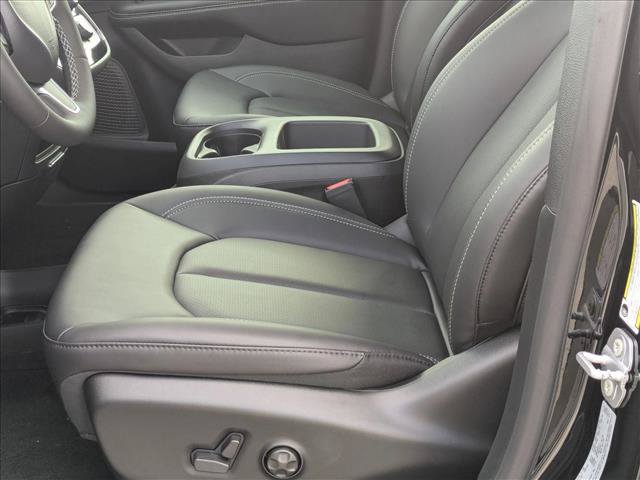 New 2026 Chrysler Pacifica Select FWD image 4