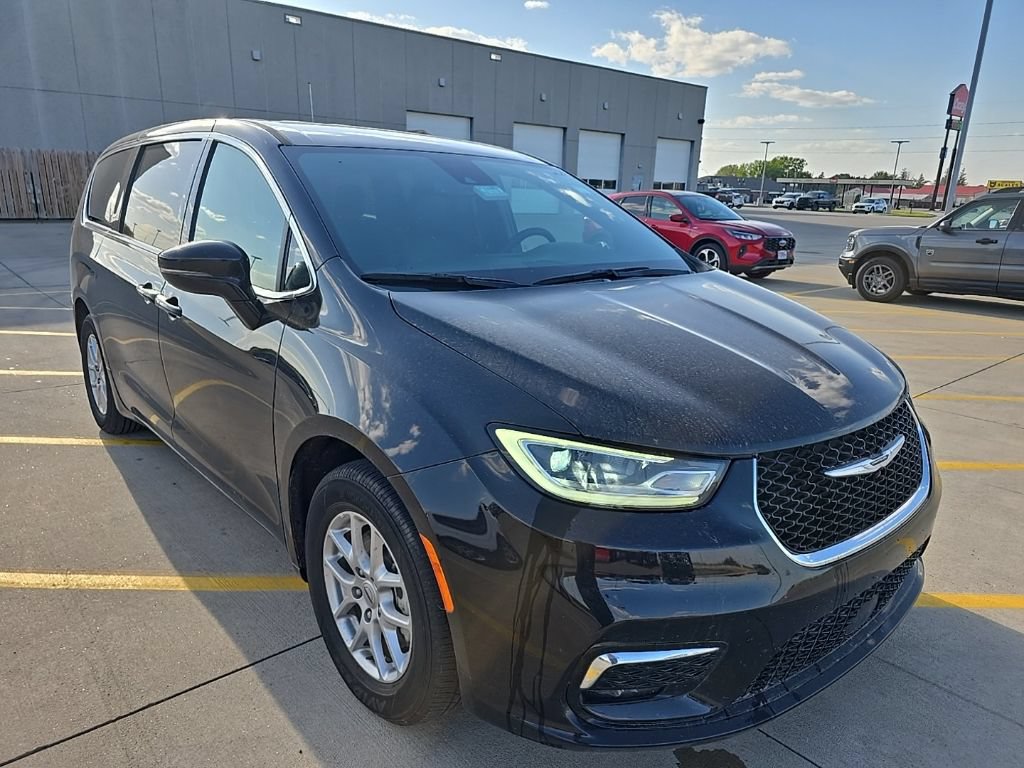 Used 2025 Chrysler Pacifica Select FWD image 3