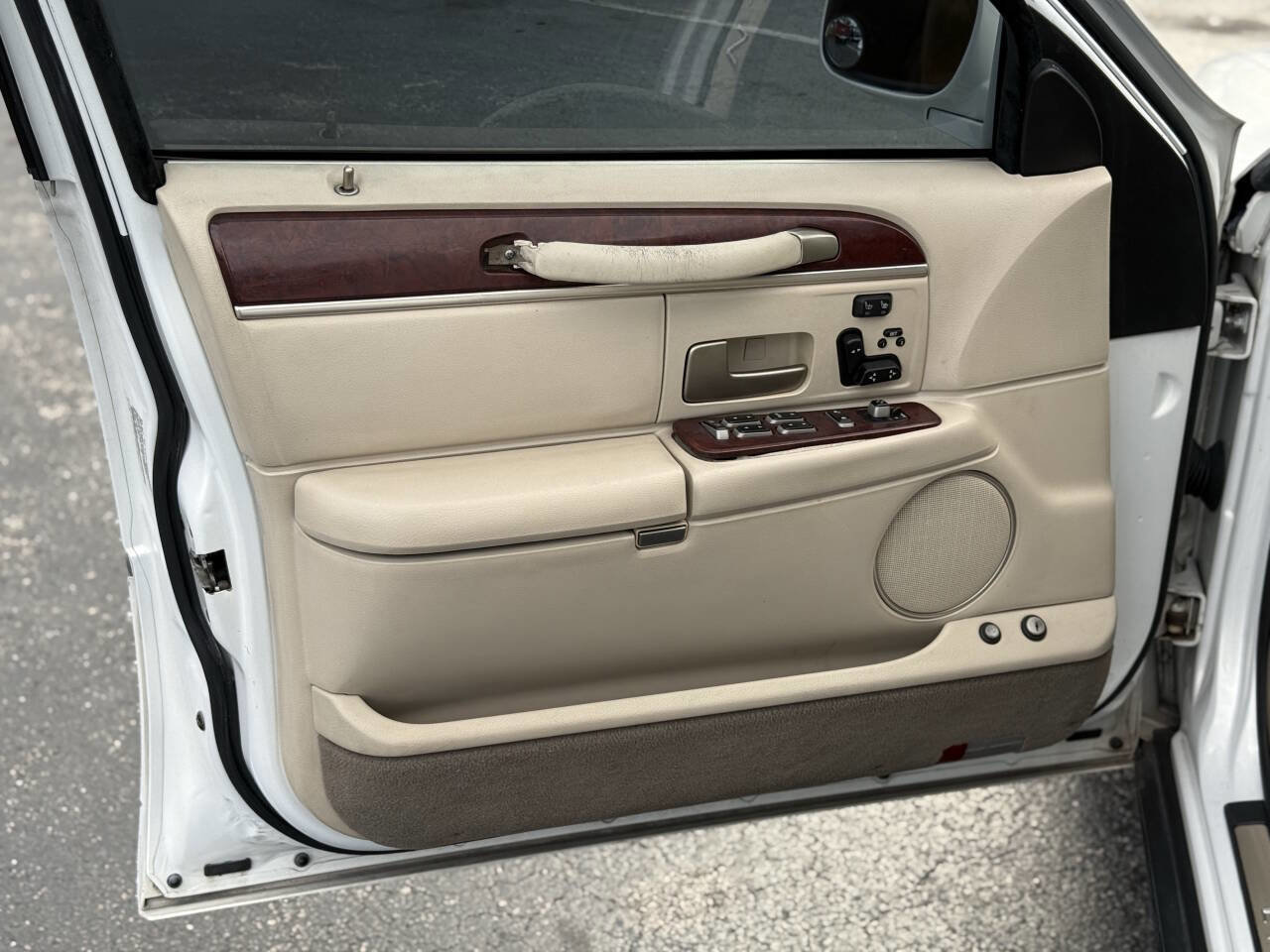 Used 2003 Lincoln Town Car Signature image 15