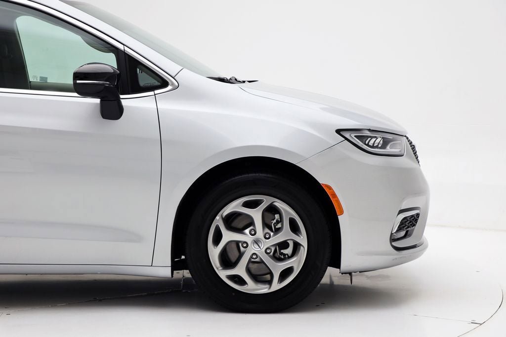 Used 2024 Chrysler Pacifica Limited FWD image 4
