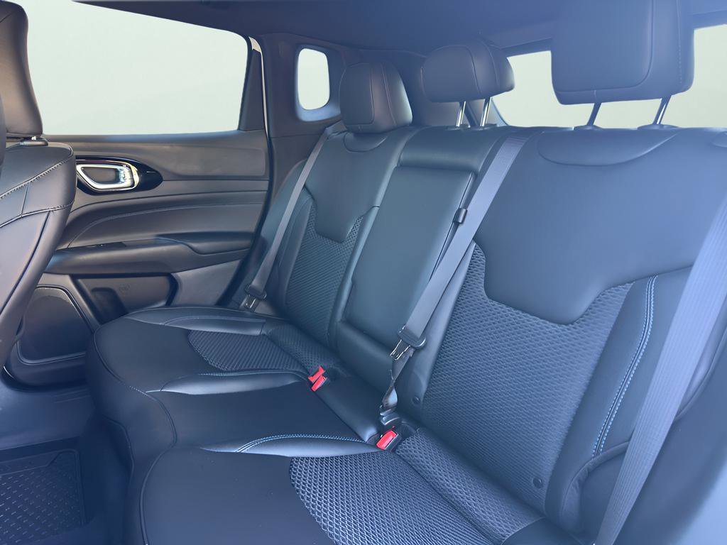 Used 2025 Jeep Compass Latitude w/ Convenience Group AWD/4WD image 40