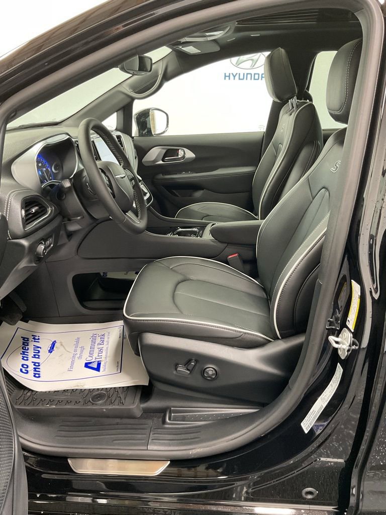New 2025 Chrysler Pacifica Limited image 11