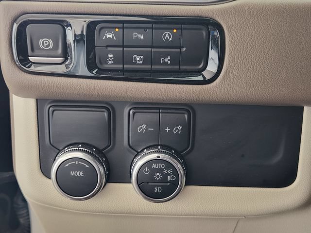 Used 2025 GMC Yukon Denali w/ Sun & Power Step Package RWD image 20