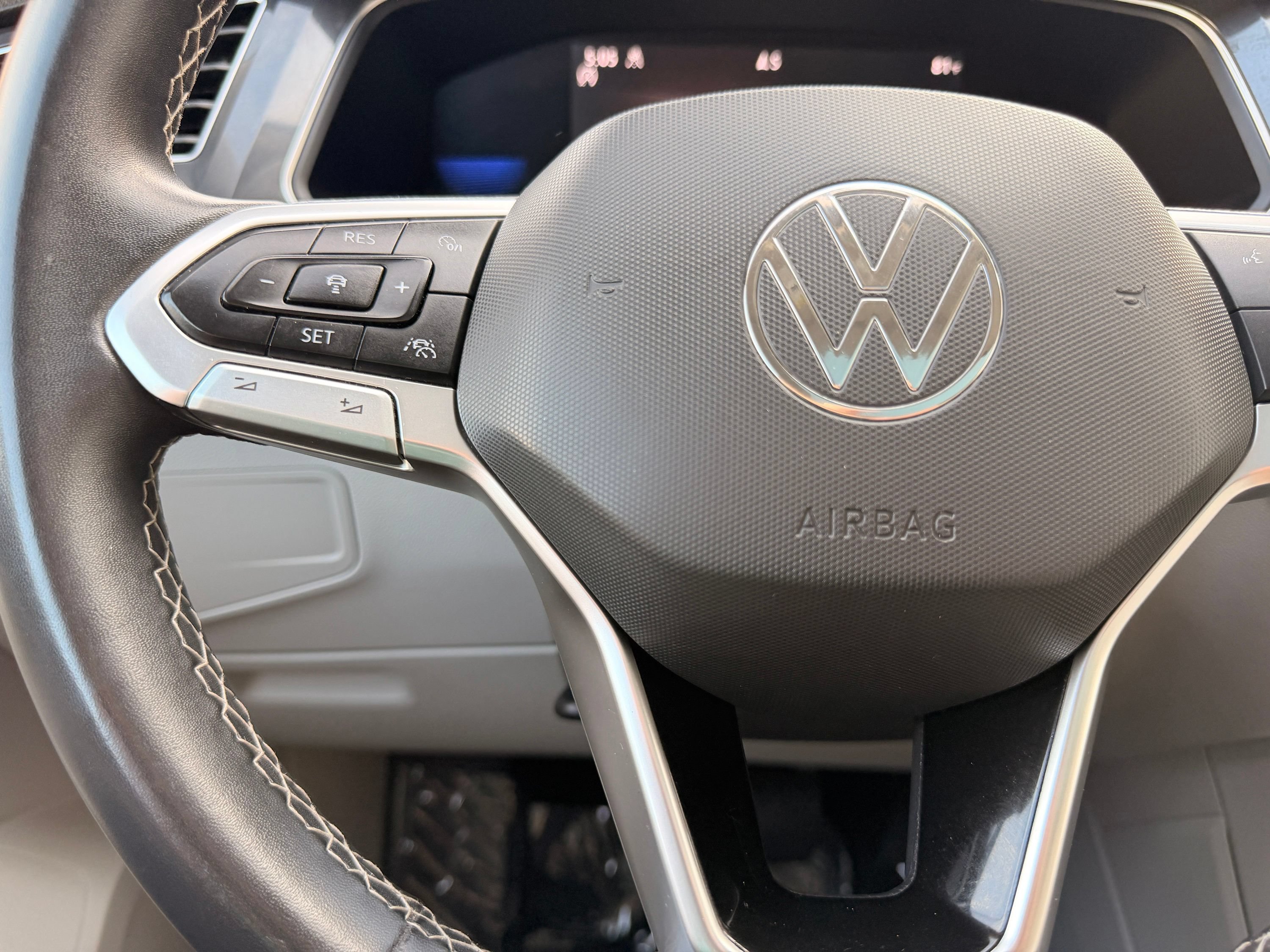 Used 2022 Volkswagen Tiguan SE AWD/4WD image 34