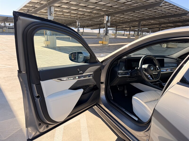 Used 2023 BMW i7 xDrive60 w/ Parking Assistance Package AWD/4WD image 15