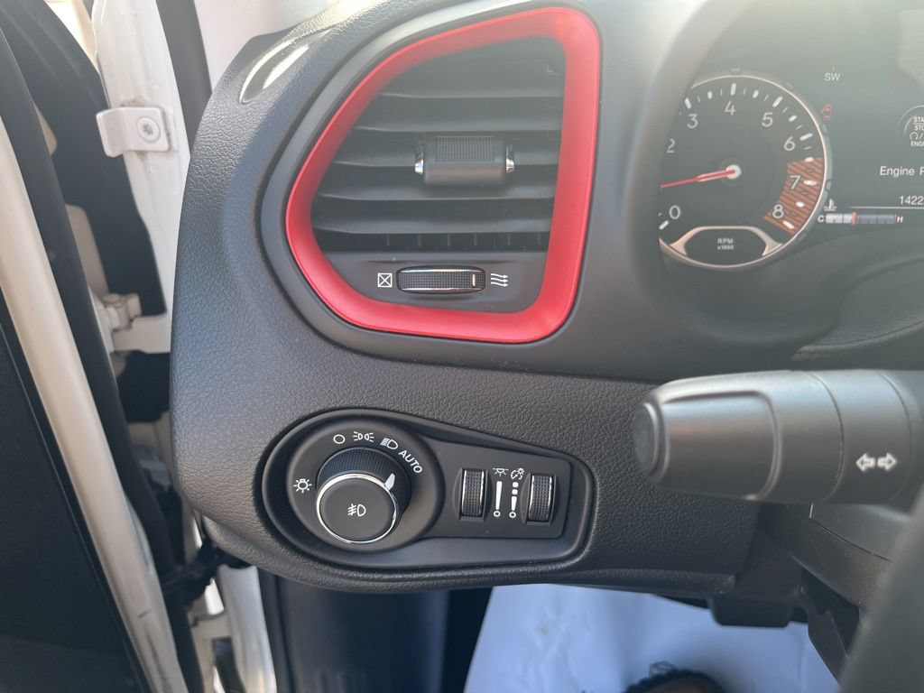 Used 2023 Jeep Renegade Latitude w/ Sun/Sound Group AWD/4WD image 19