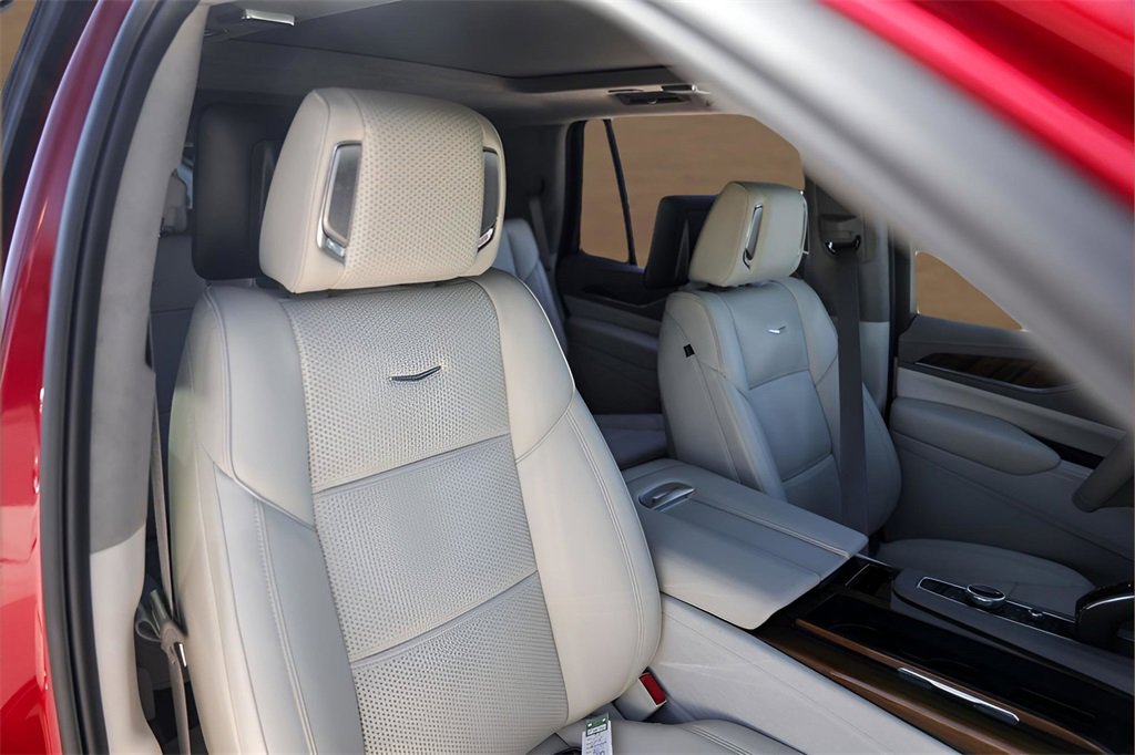 Used 2024 Cadillac Escalade Premium Luxury Platinum w/ Heavy-Duty Trailer Package image 24