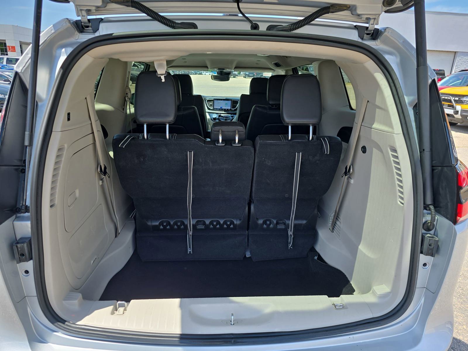 Used 2023 Chrysler Pacifica Touring-L FWD image 14