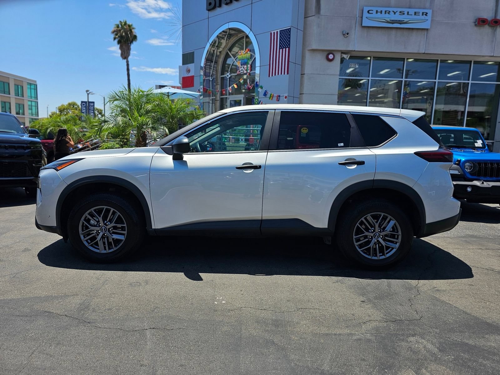 Used 2024 Nissan Rogue S FWD image 4