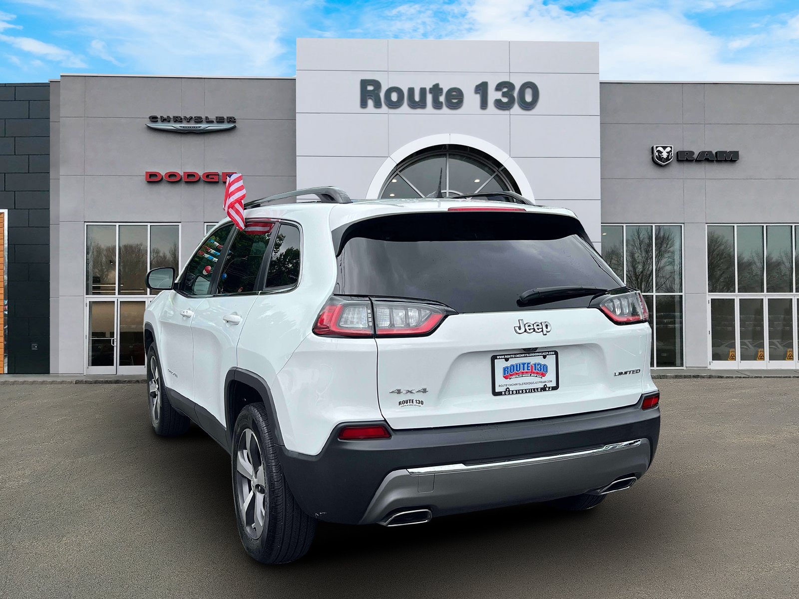 Used 2022 Jeep Cherokee Limited w/ Mopar Interior Package AWD/4WD image 2