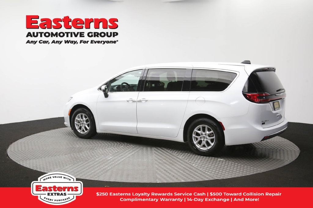 Used 2023 Chrysler Pacifica Touring-L FWD image 65