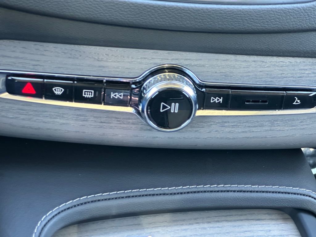 Used 2025 Volvo XC90 T8 Ultra w/ Protection Package Premier image 18