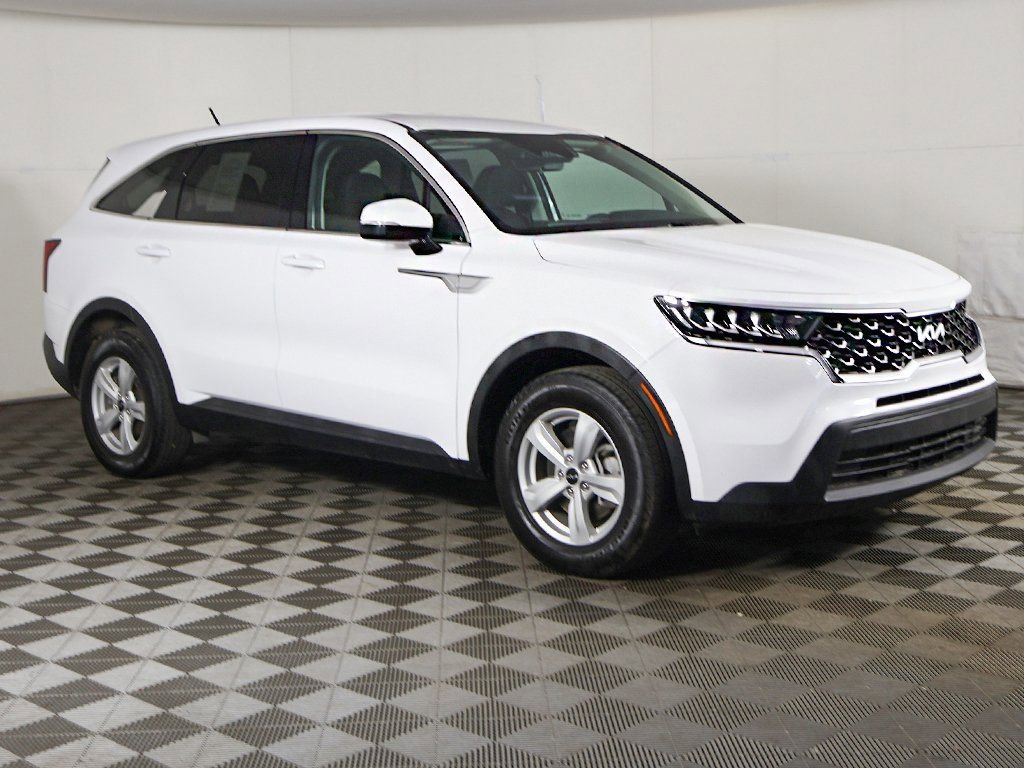 Used 2023 Kia Sorento LX image 2
