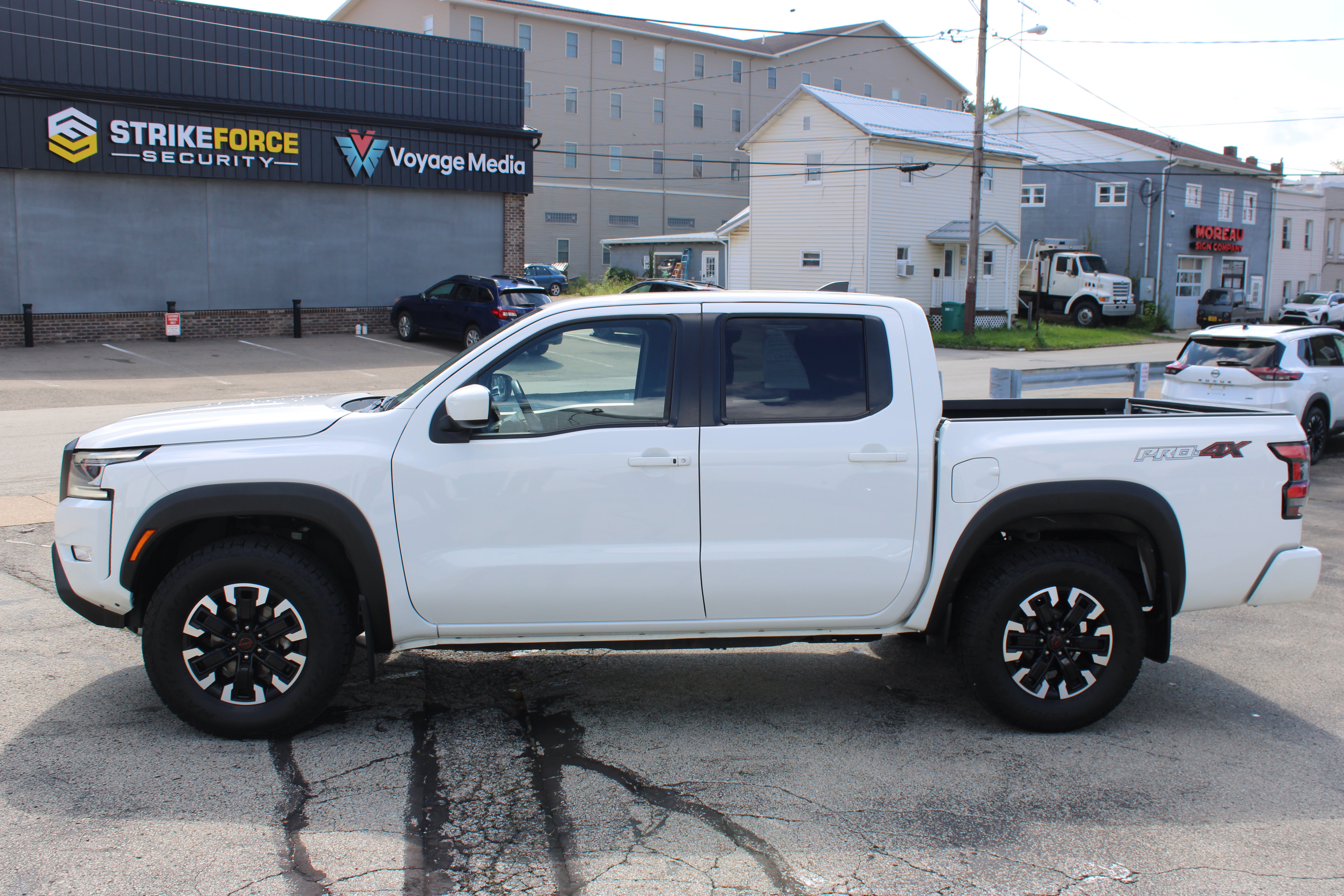 Certified 2022 Nissan Frontier PRO-4X w/ Technology Package AWD/4WD image 2