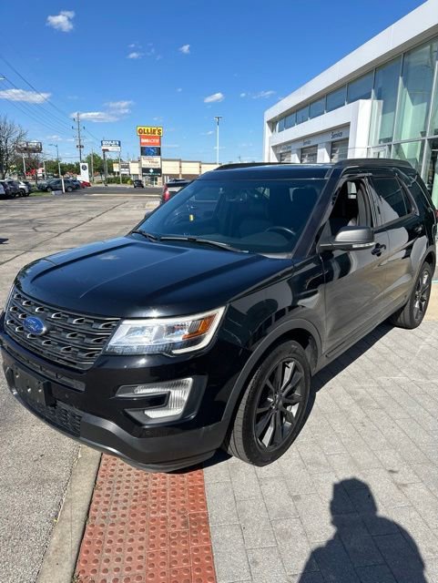 Used 2017 Ford Explorer XLT w/ XLT Technology Feature Bundle AWD/4WD image 14