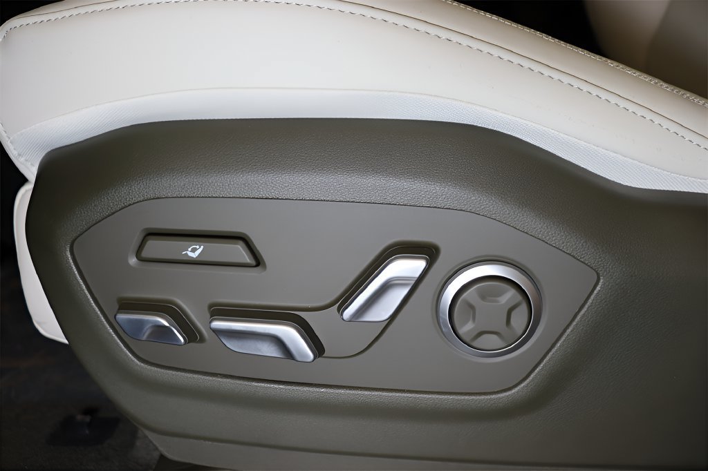 Certified 2025 Hyundai Santa Fe Calligraphy AWD/4WD image 9