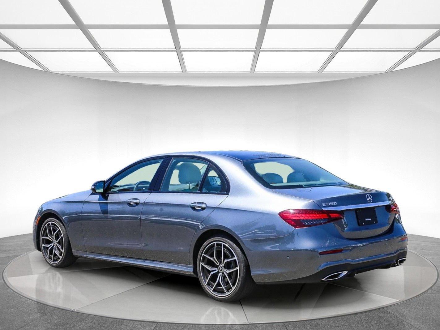 Used 2023 Mercedes-Benz E 350 4MATIC Sedan image 2
