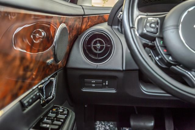 Used 2018 Jaguar XJ R-Sport RWD image 27