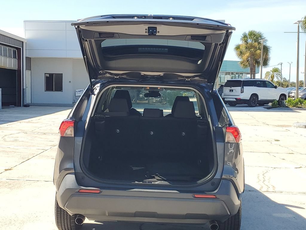 Used 2019 Toyota RAV4 LE FWD image 12