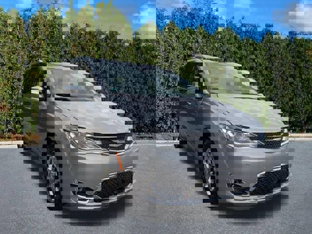 Used 2019 Chrysler Pacifica Limited w/ Advanced Safetytec Group image 3