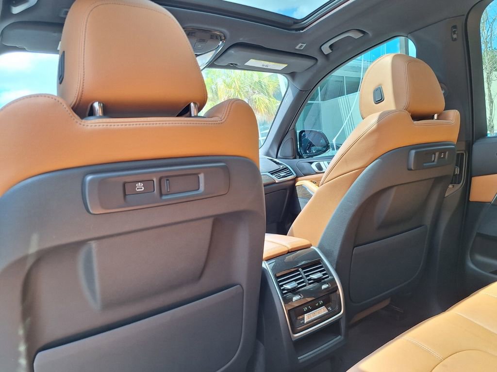 Used 2022 BMW X5 sDrive40i w/ M Sport Package RWD image 11