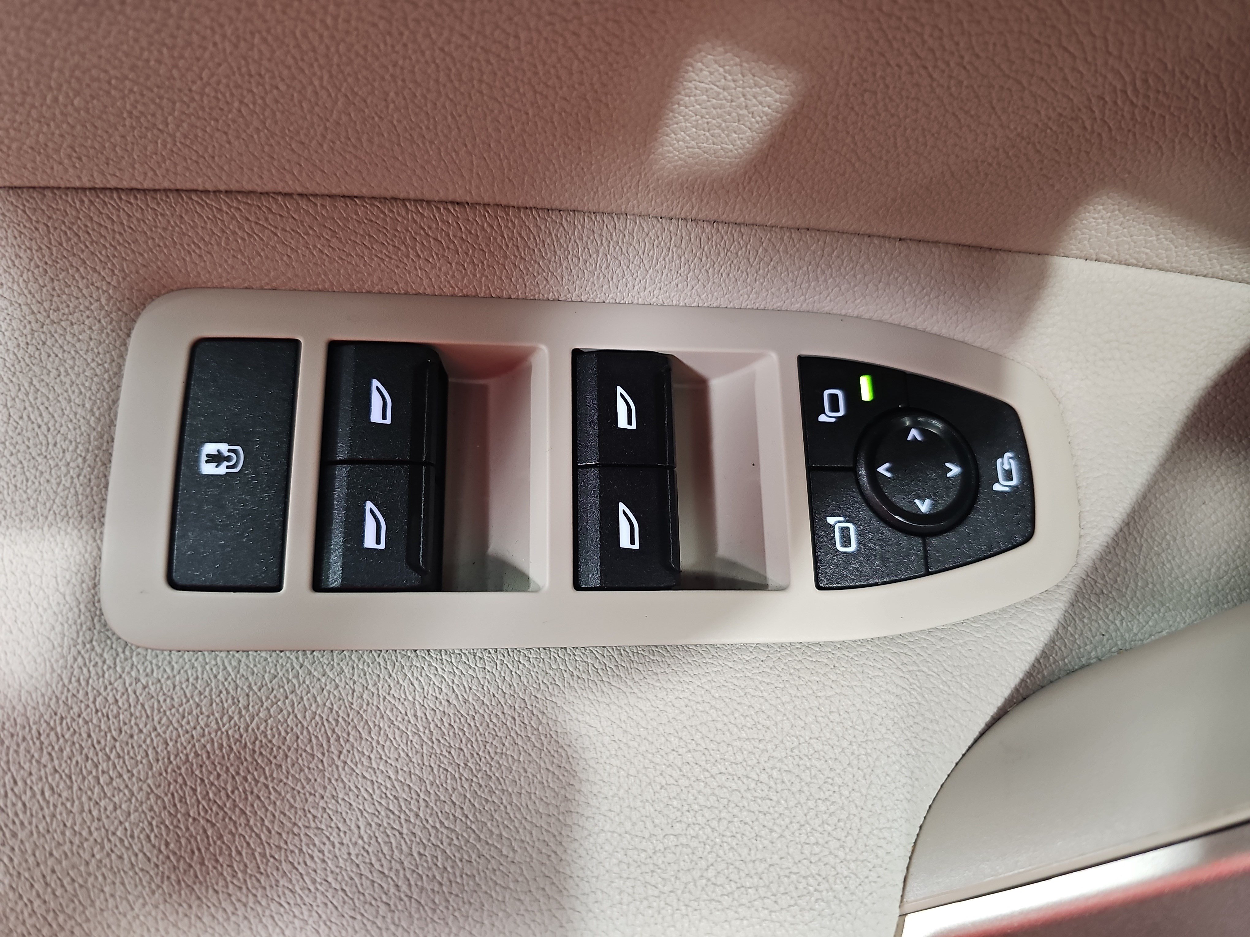 Used 2024 BMW iX xDrive50 w/ Premium Package AWD/4WD image 27