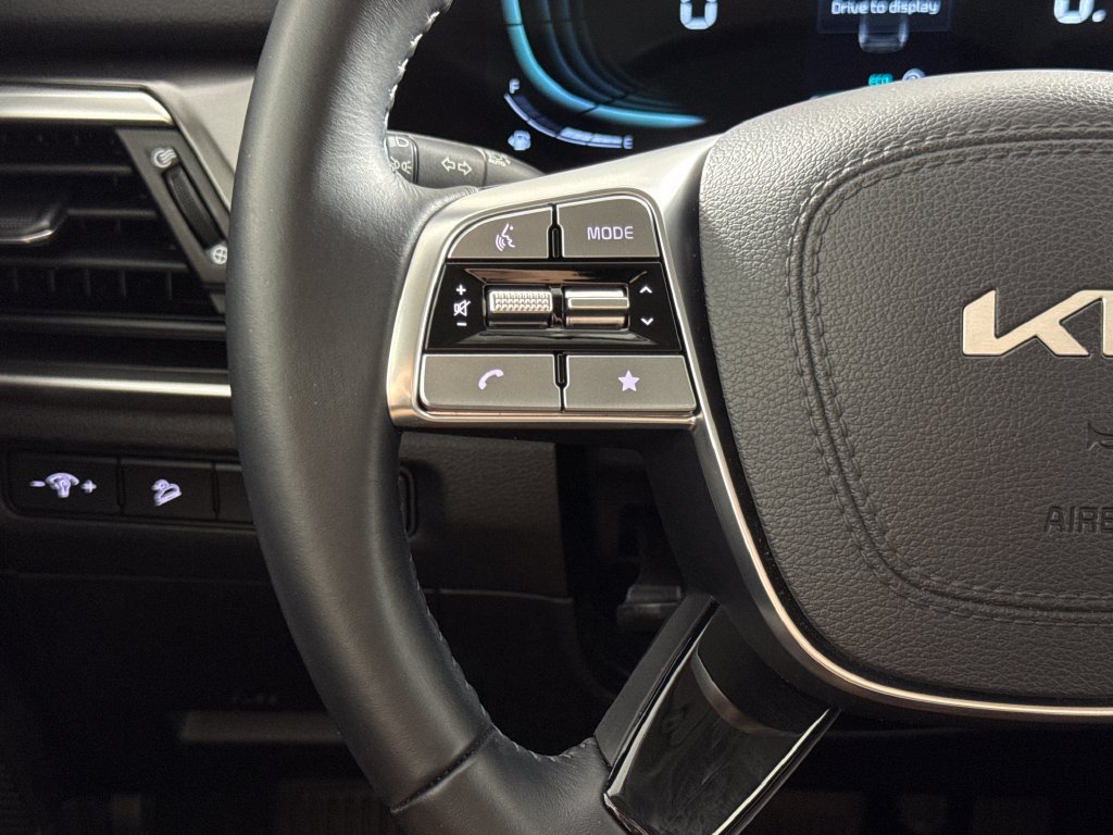 Used 2025 Kia Telluride LX FWD image 16