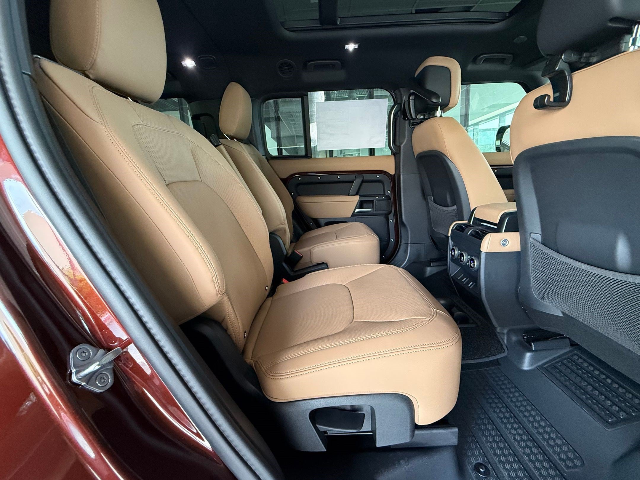 New 2026 Land Rover Defender 130 X-Dynamic SE AWD/4WD image 28