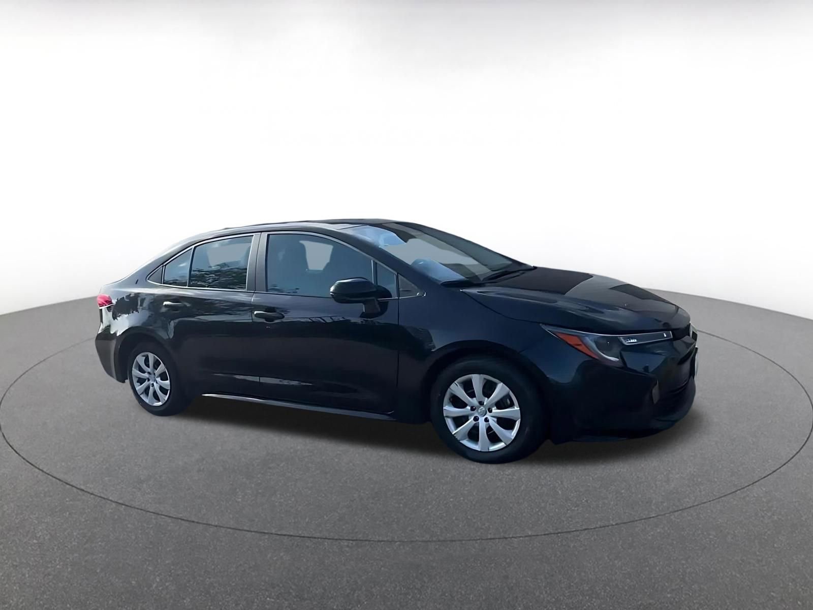 Used 2025 Toyota Corolla LE FWD image 2