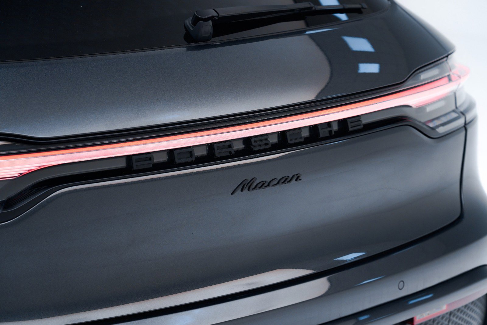 Certified 2025 Porsche Macan AWD/4WD image 12