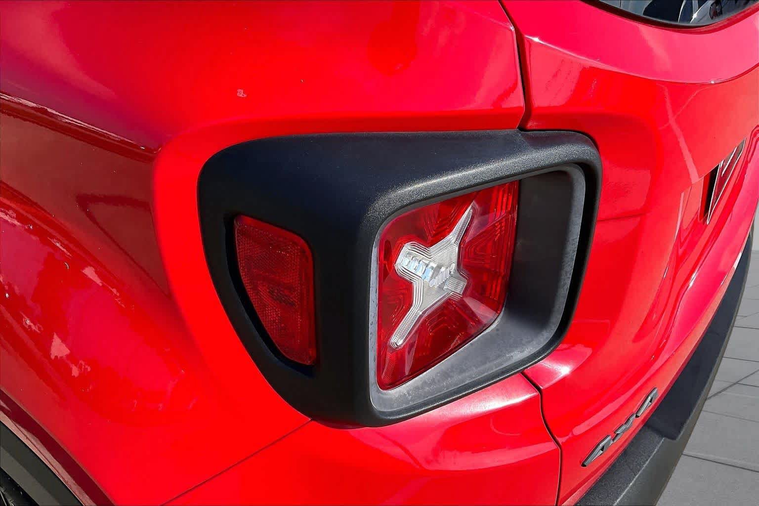 Used 2016 Jeep Renegade Trailhawk w/ Premium Trailhawk Package AWD/4WD image 28