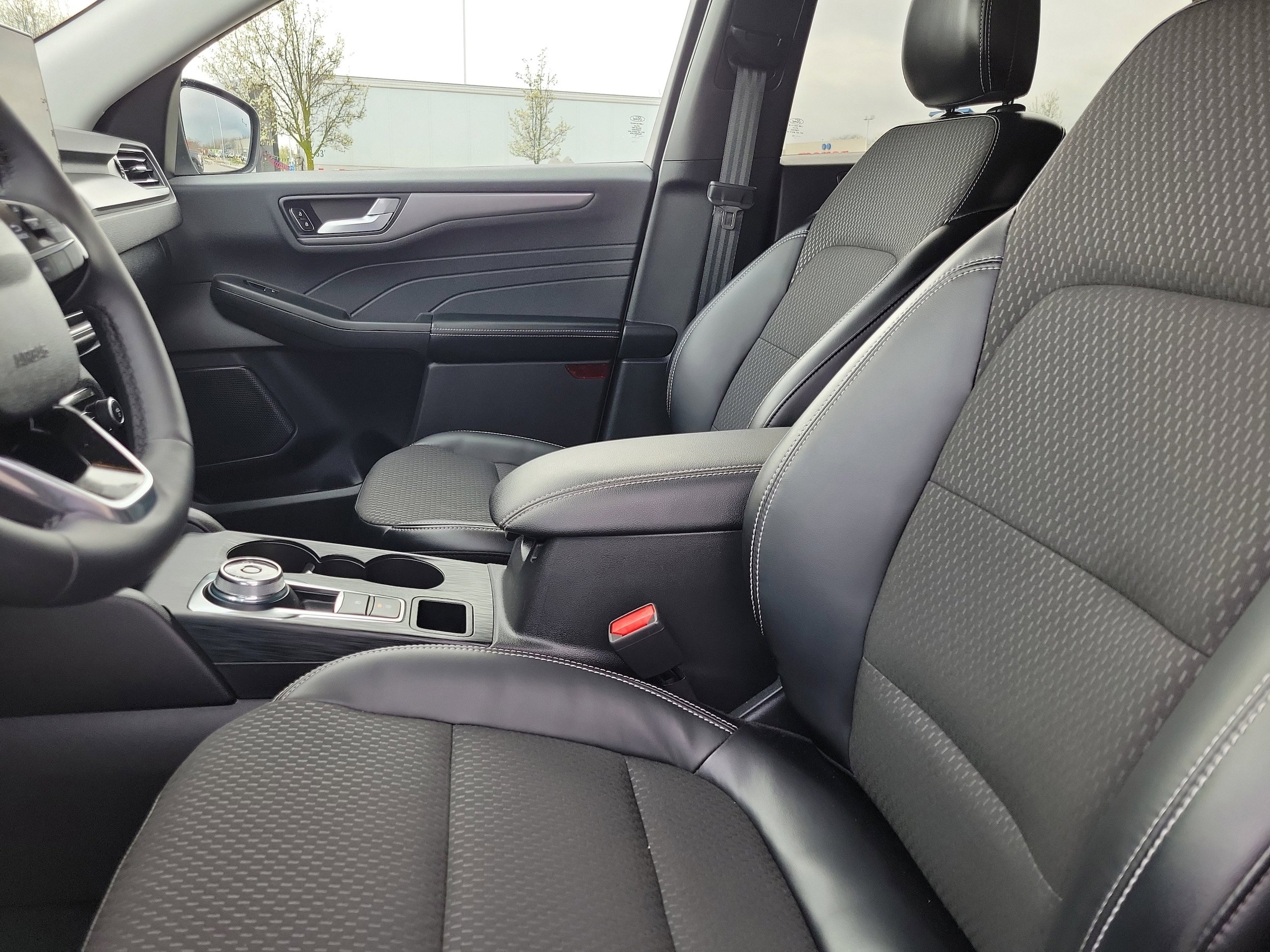 Used 2024 Ford Escape SE w/ Class II Trailer Tow Package FWD image 19