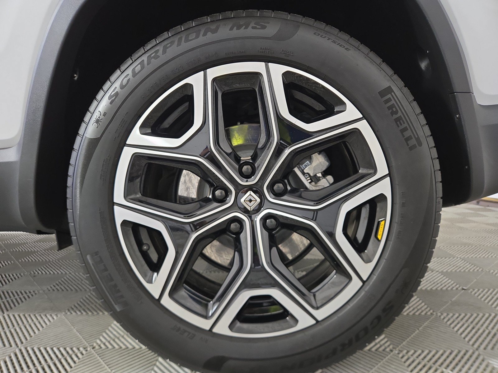 Used 2025 Rivian R1S Adventure AWD/4WD image 10
