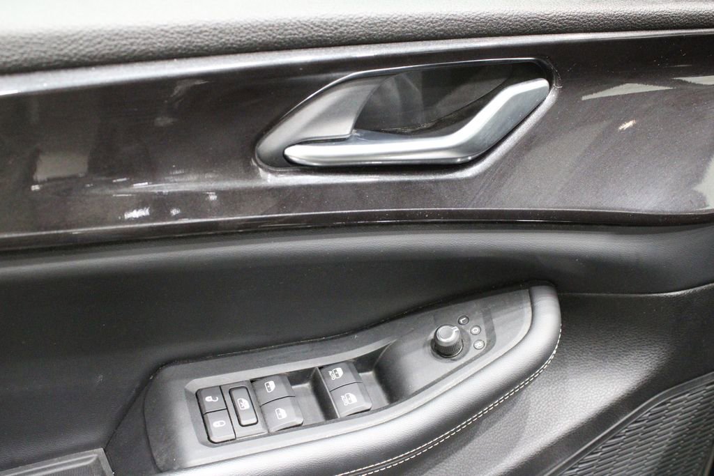 Used 2023 Jeep Grand Cherokee Laredo image 14