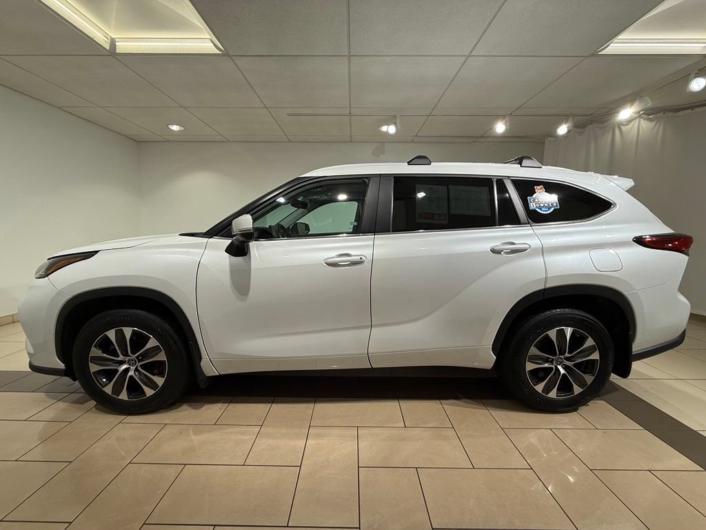 Used 2023 Toyota Highlander XLE AWD/4WD image 2