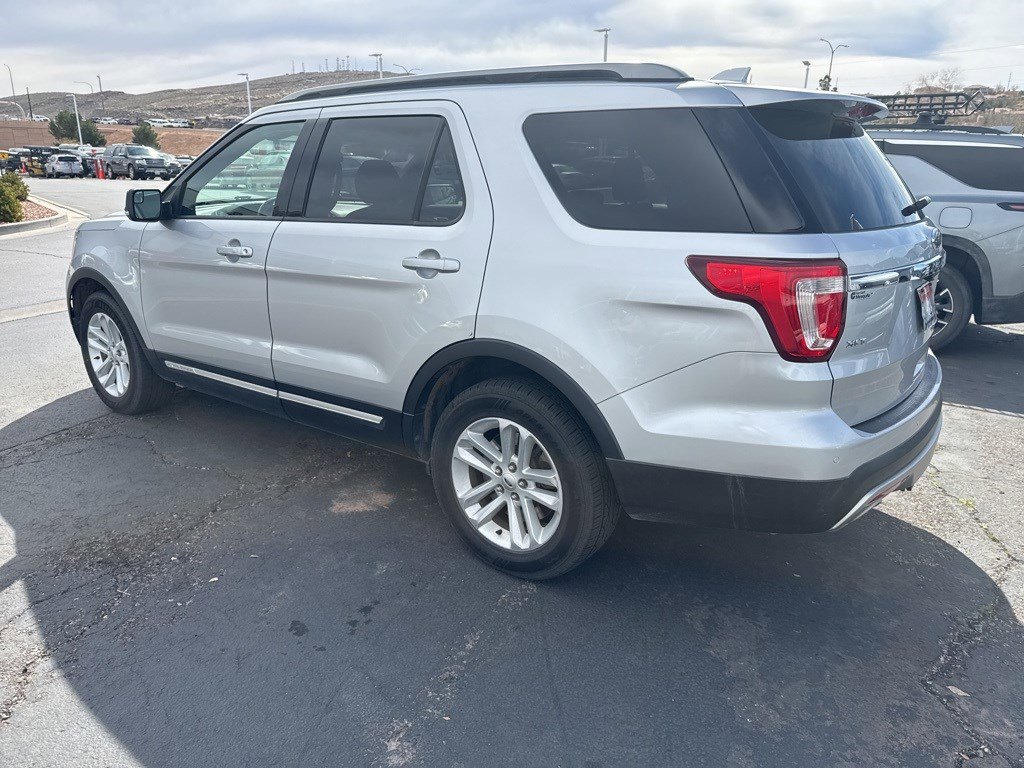 Used 2017 Ford Explorer XLT image 3