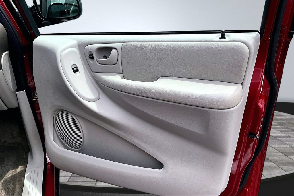 Used 2005 Chrysler Town & Country w/ Popular Equipment Group I FWD image 20