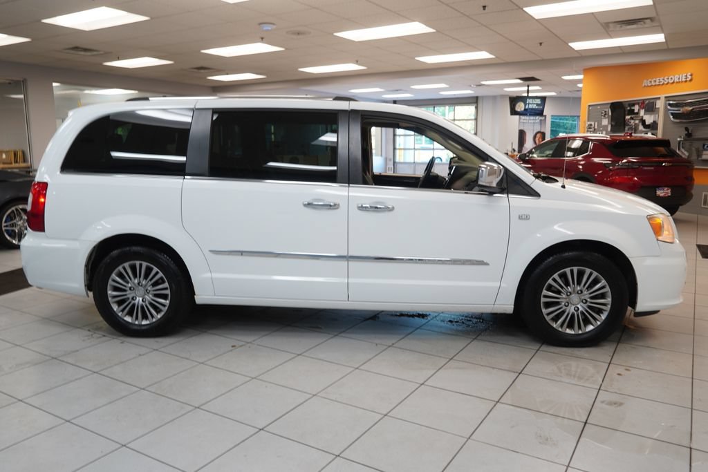 Used 2014 Chrysler Town & Country Touring-L FWD image 14