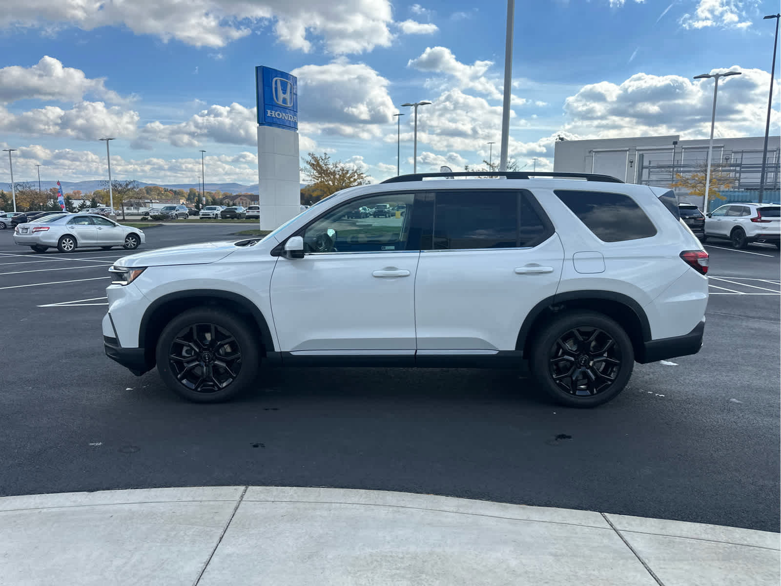 New 2025 Honda Pilot Touring image 5