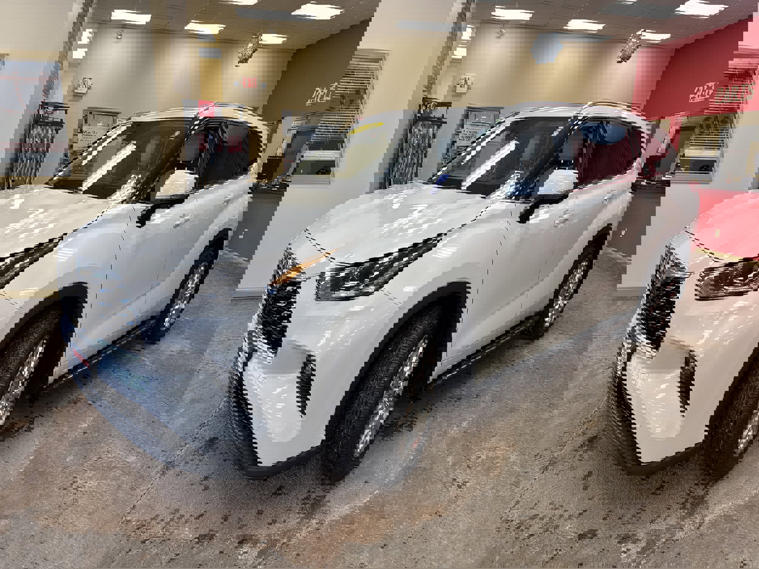 Used 2023 Toyota Highlander Limited image 3