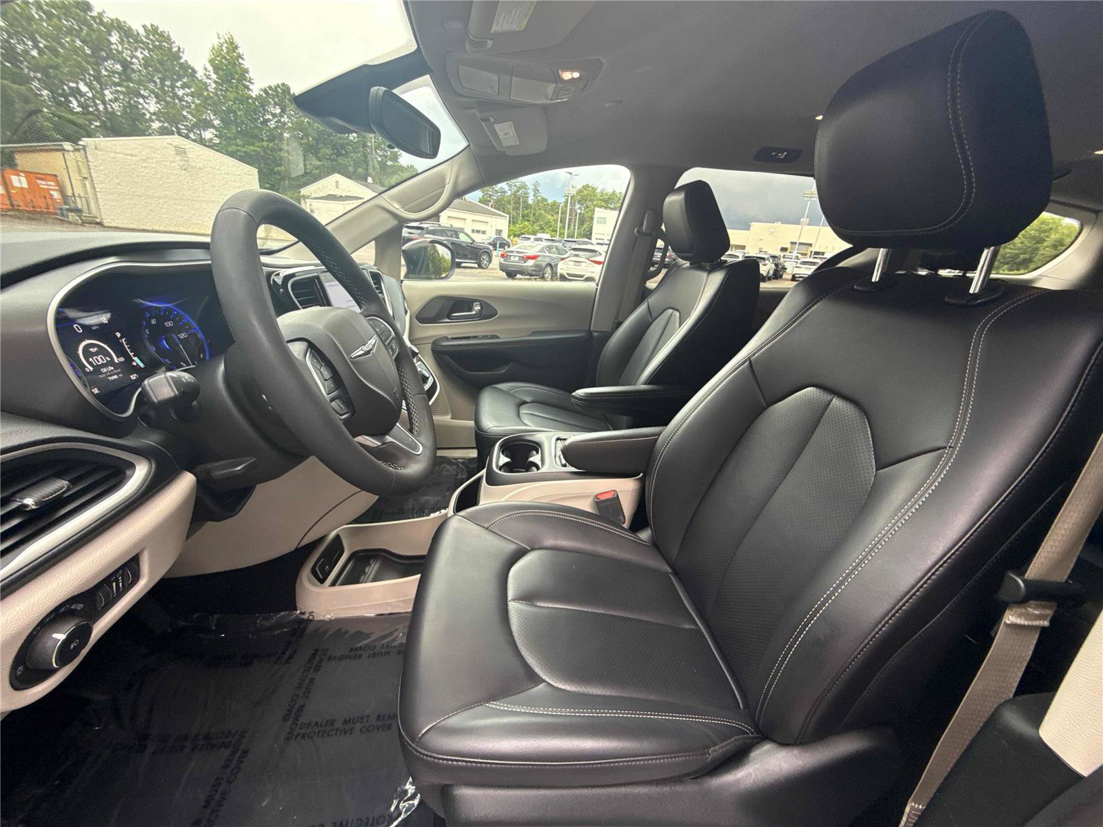 Used 2023 Chrysler Pacifica Touring-L FWD image 10