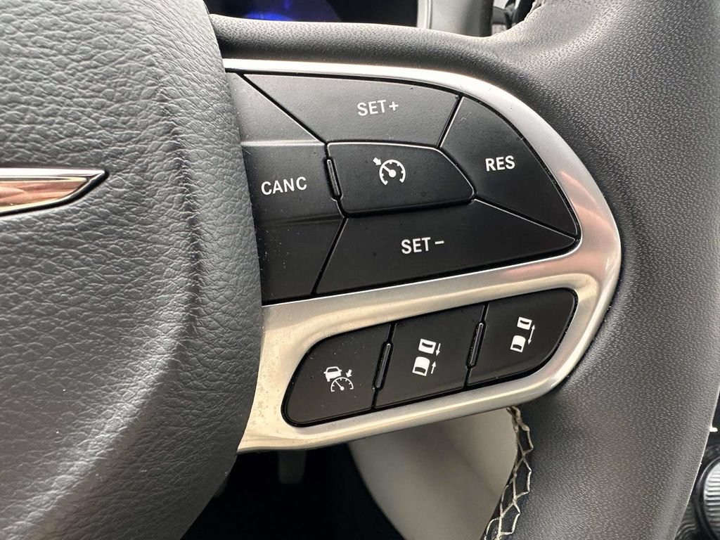 Used 2023 Chrysler Pacifica Touring-L FWD image 18
