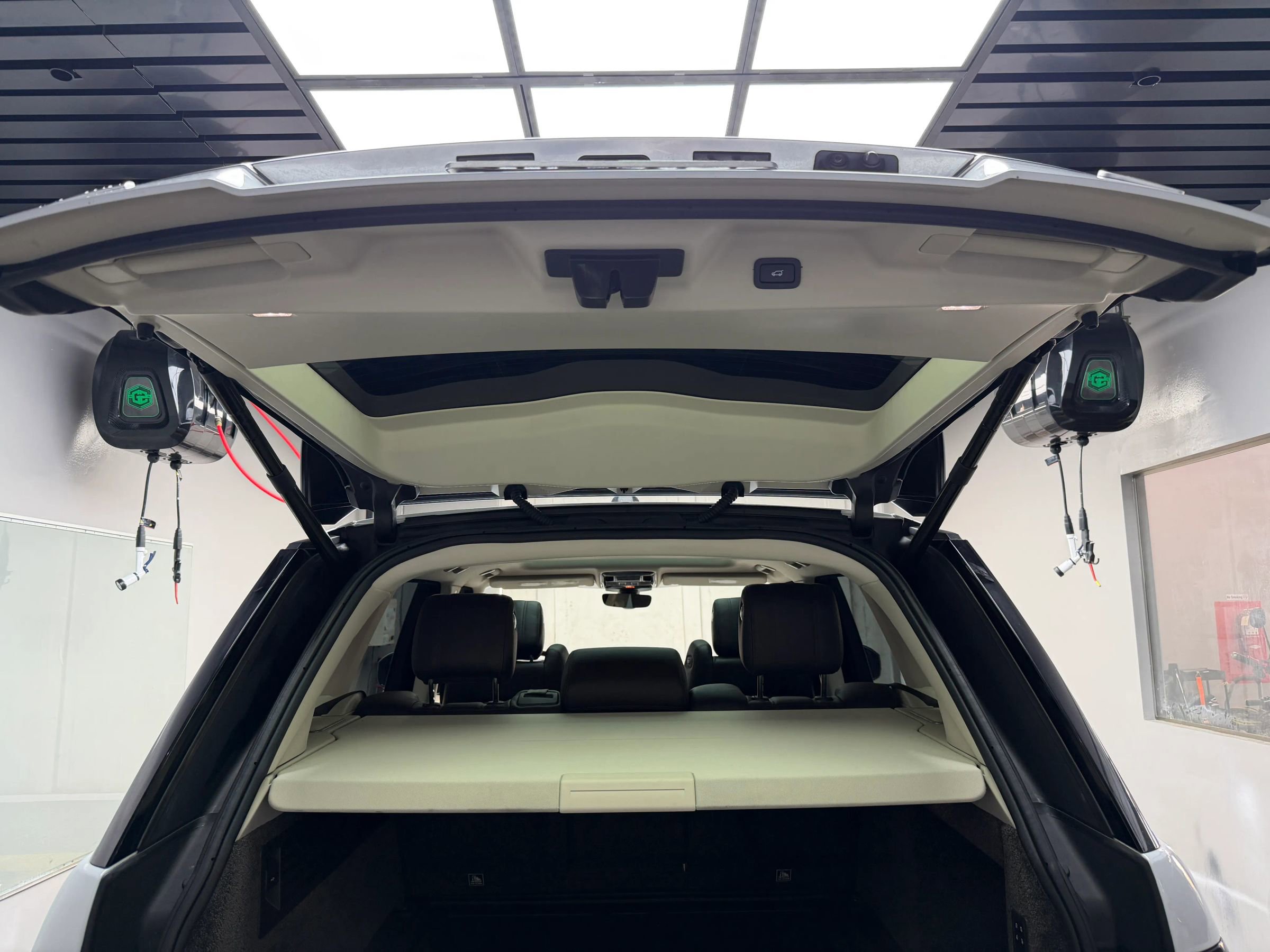 Used 2017 Land Rover Range Rover HSE image 17